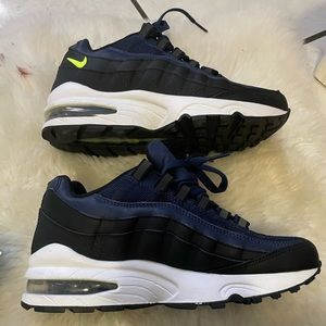 Grade school Boys Nike Airmax